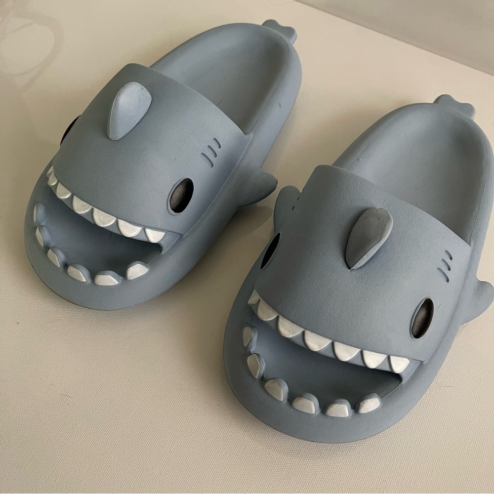 Shark Slides Gray men’s 7.5 Size 40-41 Lightly Worn Vacation Pool Beach